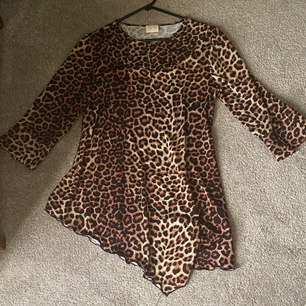 Leopard Print Asymmetrical Hem Top